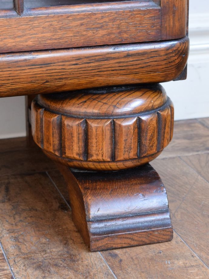 アンティークのキャビネット　アンティーク家具　ブックケース　女性1人でラクラク運べちゃう仕掛けHandleのアンティークは、脚の裏にフェルトキーパーをお付けしています。(j-2732-f)