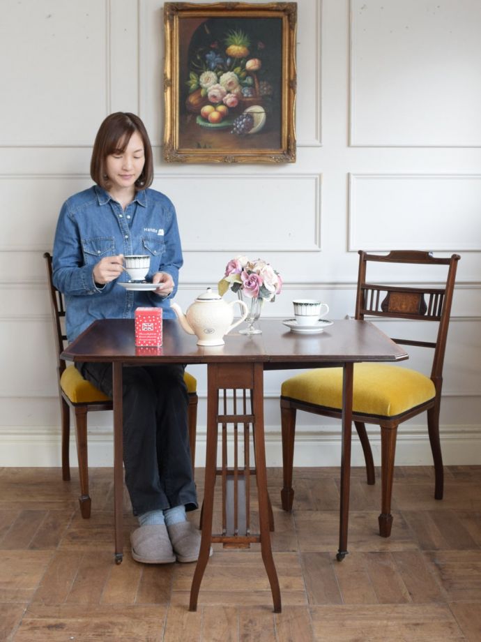 折り畳み式のゲートレッグテーブル