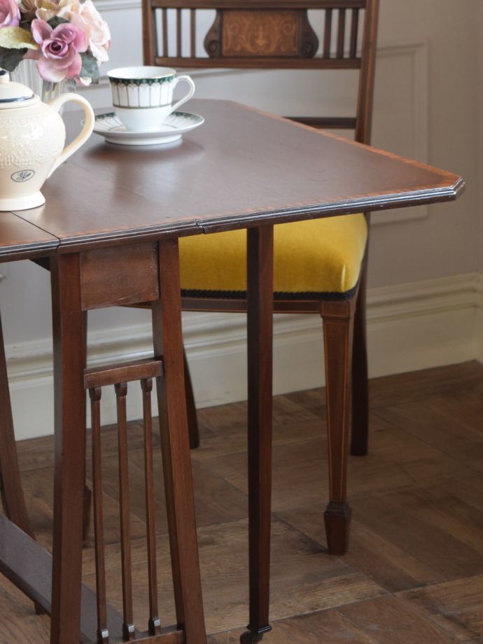 おしゃれなアンティークのテーブル