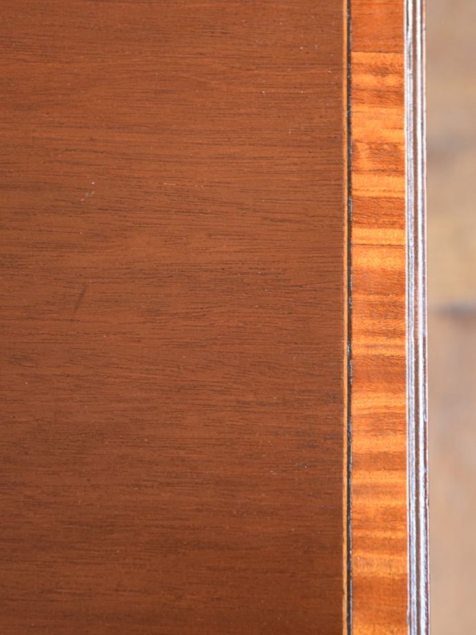 アンティークテーブルらしい木目