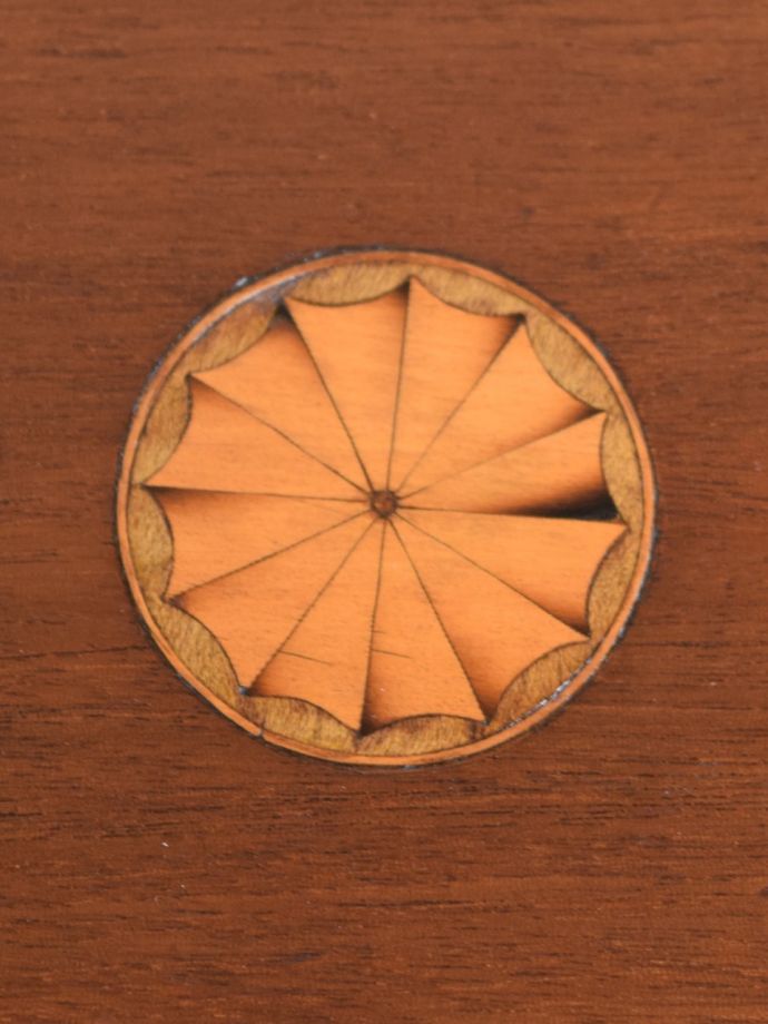 英国アンティーク家具らしい装飾