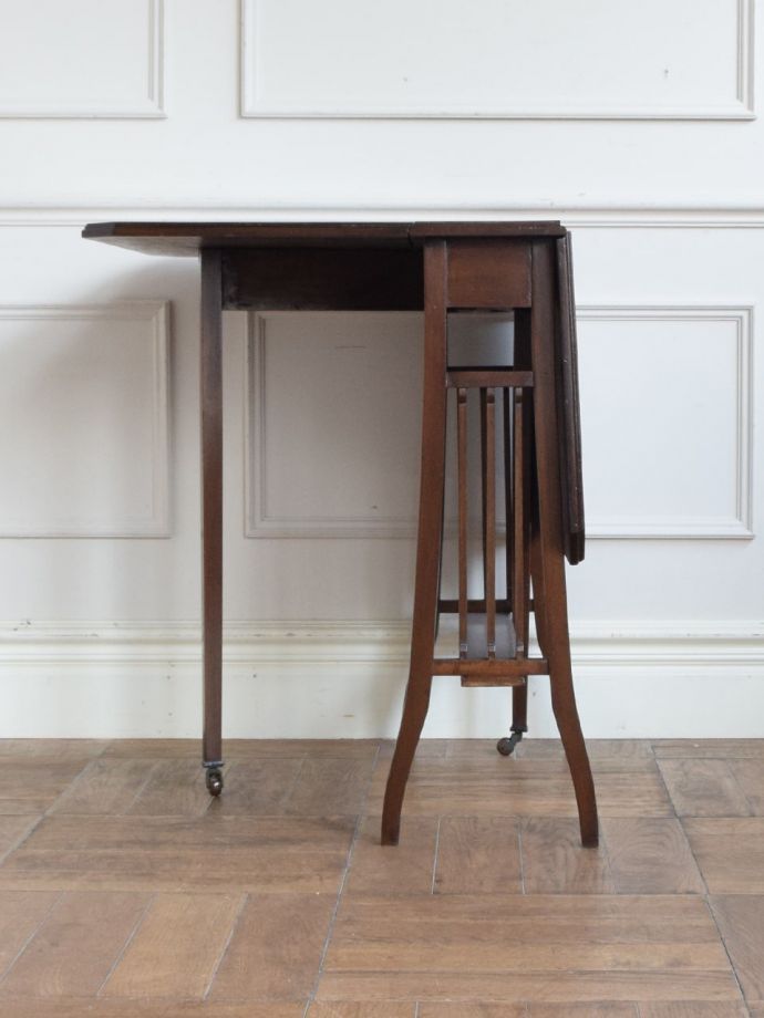 折り畳みテーブルを片方開くと