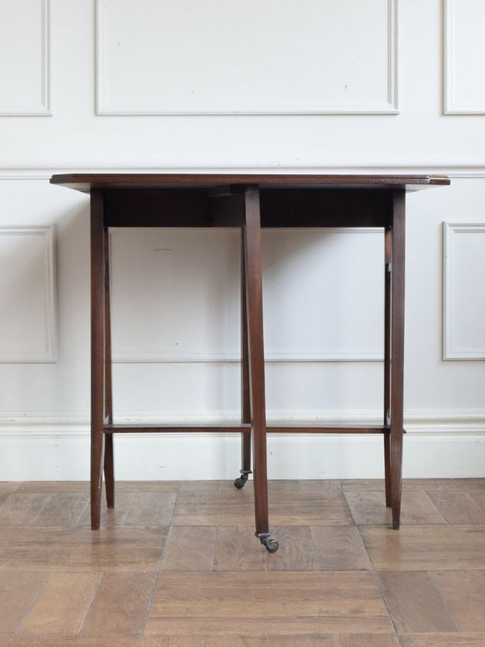 折り畳みテーブルの反対側