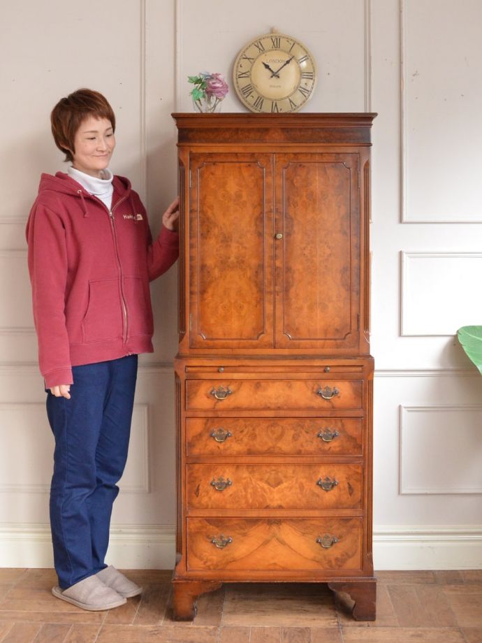 英国アンティークのキャビネット