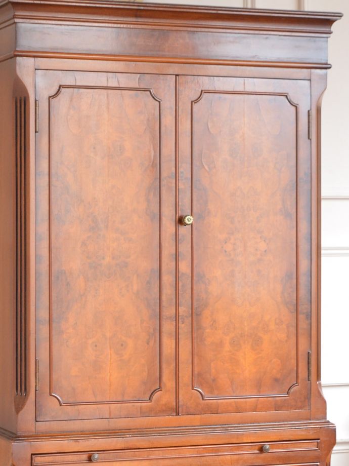 アンティーク家具らしい美しい杢目