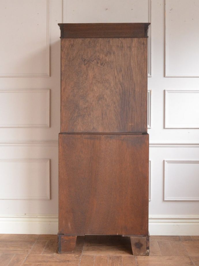 カップボードチェストの後ろ姿