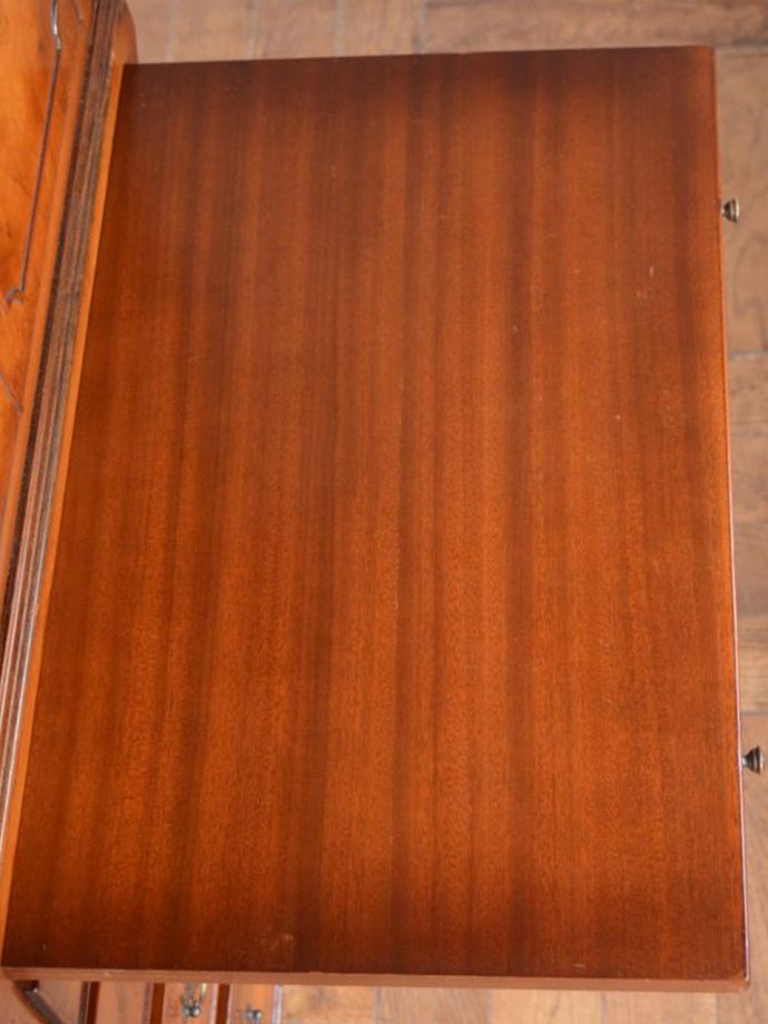 便利に使えるアンティーク家具の作業台