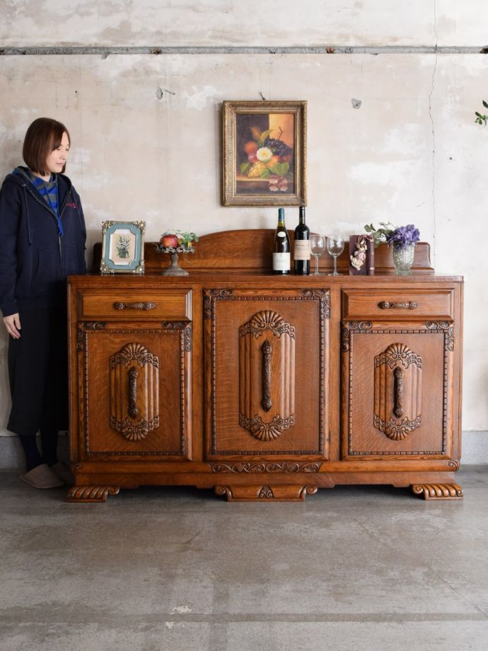 英国アンティークのサイドボード