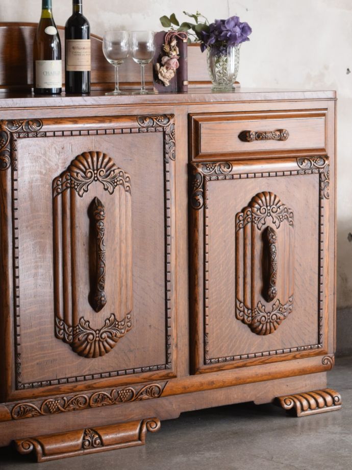 アンティーク家具らしさが漂うサイドボード