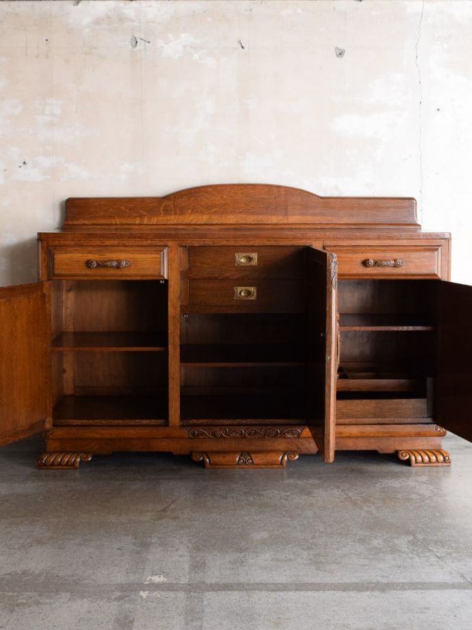 アンティークキャビネットの扉の中