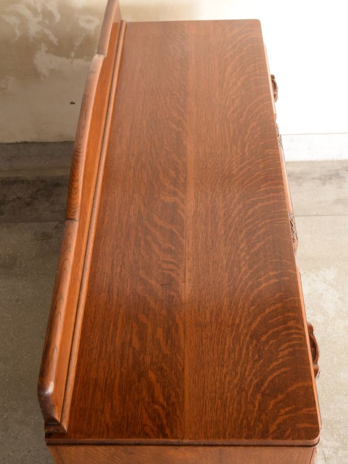 アンティークのサイドボードの天板