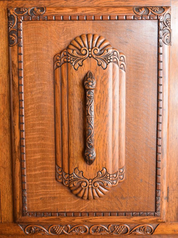 英国アンティーク家具らしい装飾