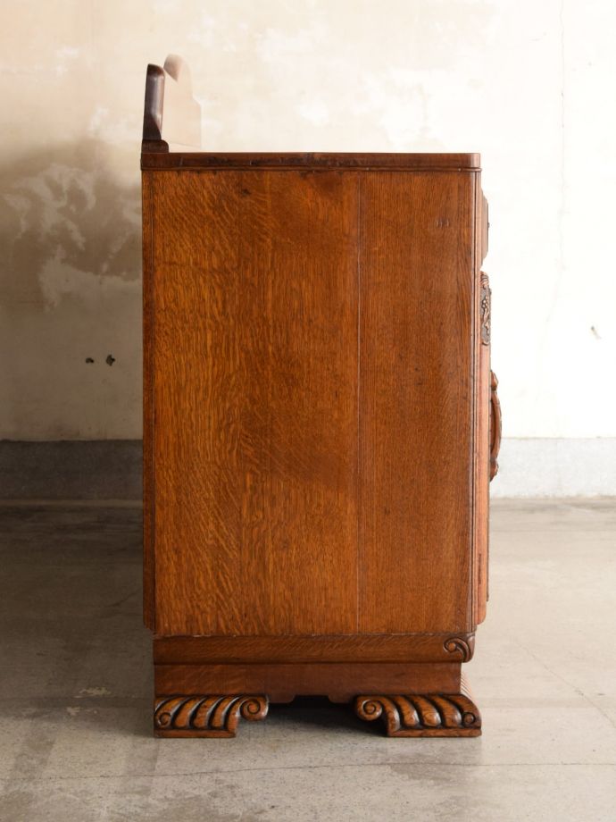 サイドボードの側面