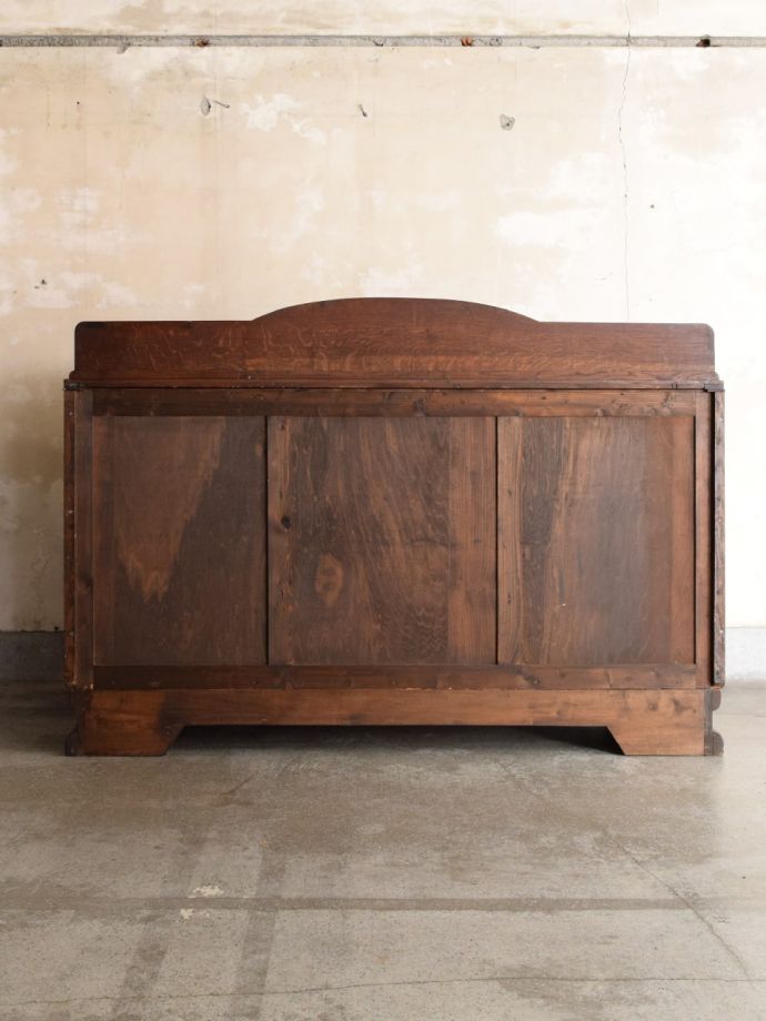 キャビネットの後ろ姿