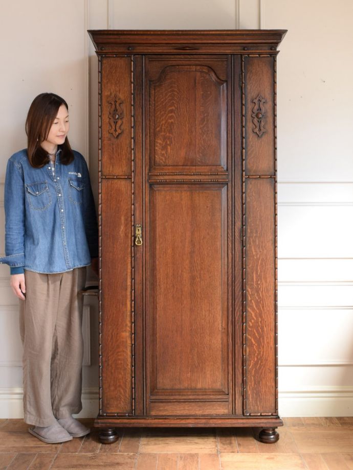 イギリスアンティークのワードローブ、カッコいい彫りの入った洋服