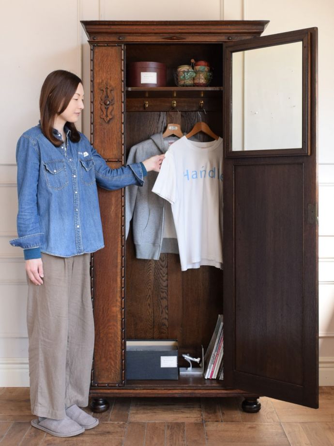 イギリスアンティークのワードローブ、カッコいい彫りの入った洋服