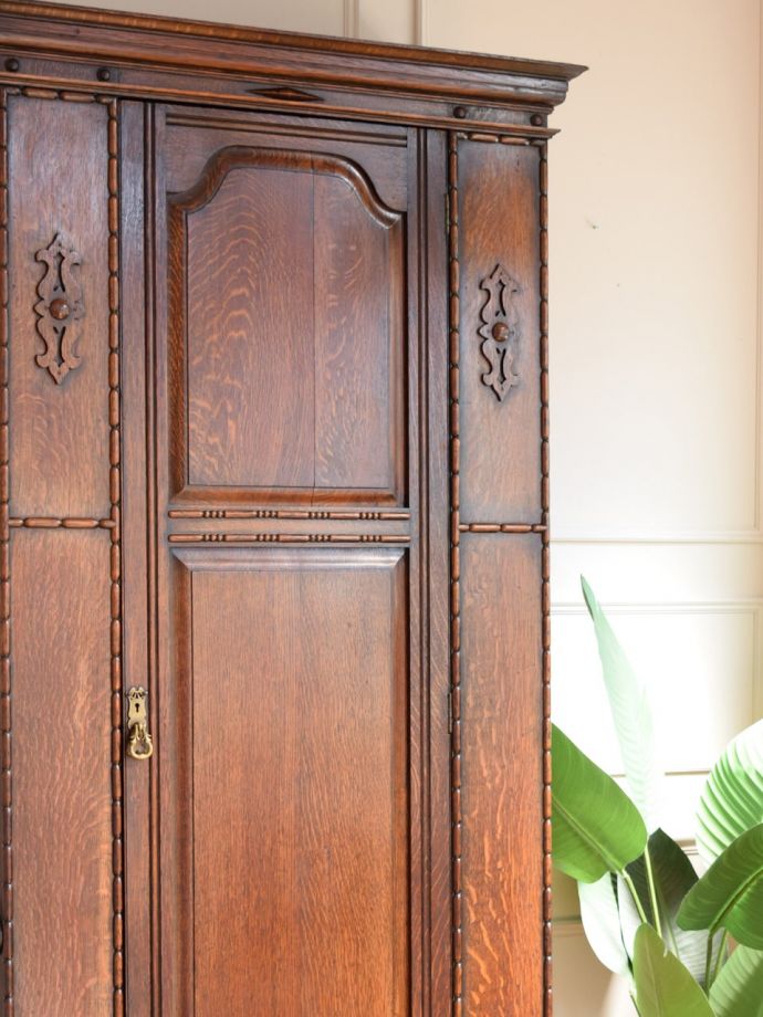 イギリスアンティークのワードローブ、カッコいい彫りの入った洋服