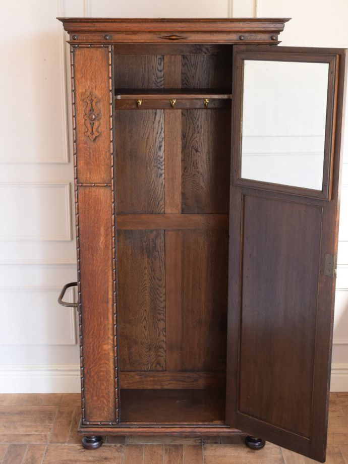 イギリスアンティークのワードローブ、カッコいい彫りの入った洋服