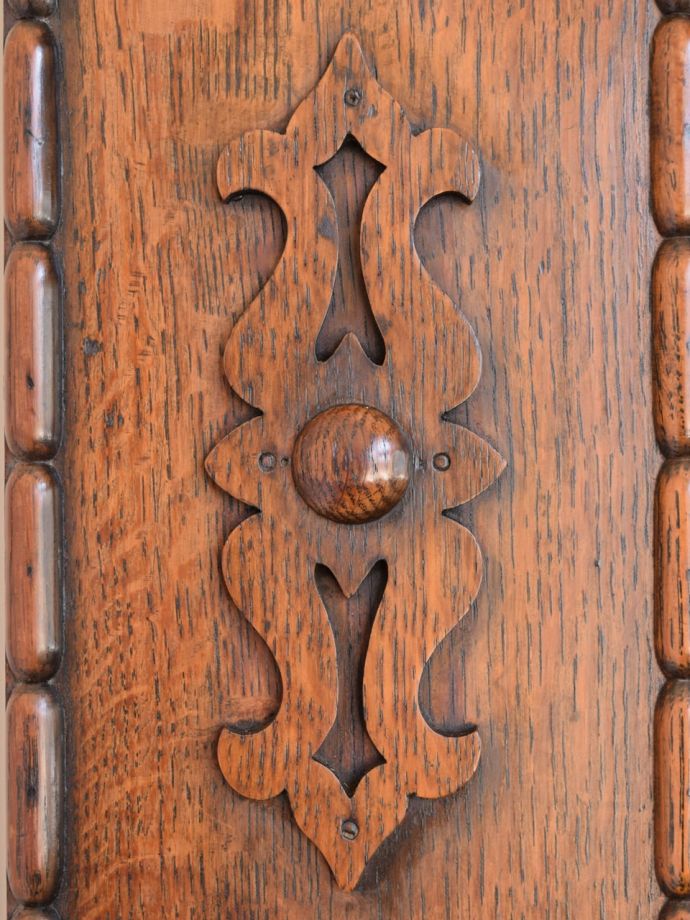 ワードローブの扉を彩る装飾