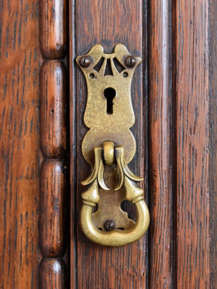 イギリスアンティークのワードローブ、カッコいい彫りの入った洋服