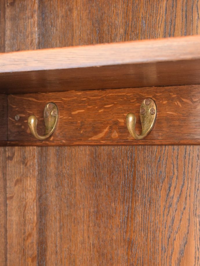 ワードローブにはフックが付いています