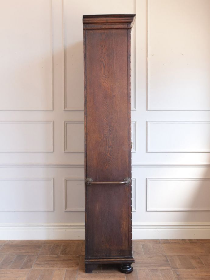 イギリス　ワードローブ　洋服タンス　アンティーク家具　クローゼット　無垢材 イギリスアンティークのワードローブ、カッコいい彫りの入った洋服