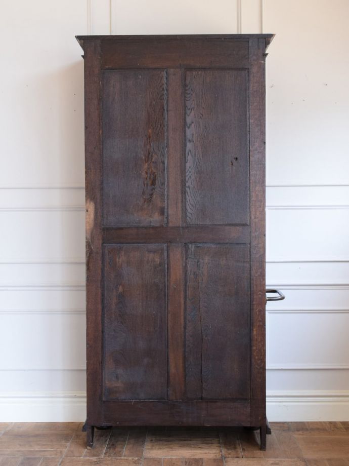 イギリスアンティークのワードローブ、カッコいい彫りの入った洋服