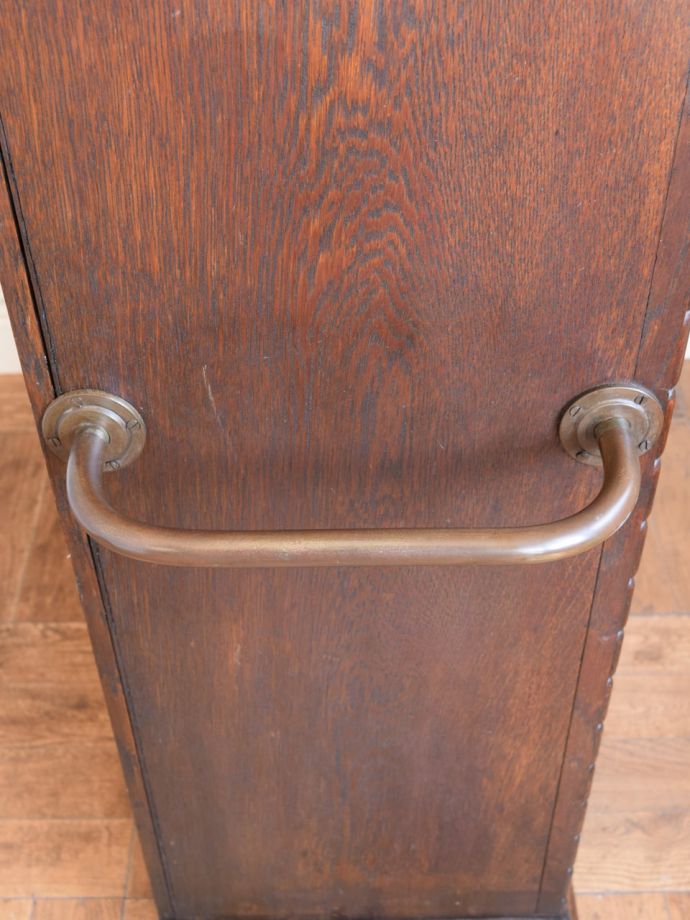 イギリスアンティークのワードローブ、カッコいい彫りの入った洋服