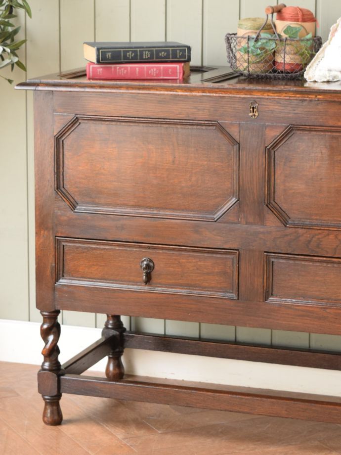 ブランケットボックス・収納ボックス　アンティーク家具　イギリスのアンティーク家具、ブランケットチェスト（コファ）　アンティークらしい彫りの美しさが魅力豪華な彫りの美しさがアンティークらしい雰囲気。(j-2738-f)