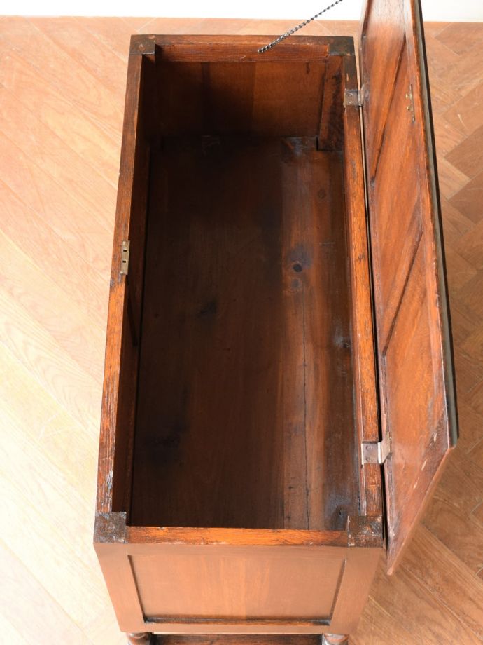 ブランケットボックス・収納ボックス　アンティーク家具　イギリスのアンティーク家具、ブランケットチェスト（コファ）　フタを開くと･･･本やクッション、ブランケットなど、リビングで散らかっているものをたっぷり収納できます。(j-2738-f)