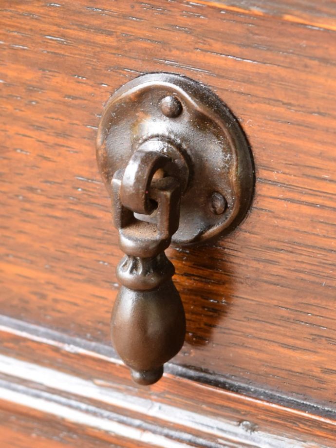 ブランケットボックス・収納ボックス　アンティーク家具　イギリスのアンティーク家具、ブランケットチェスト（コファ）　開ける度にワクワク高級感漂うアンティークらしいデザインの取っ手。(j-2738-f)