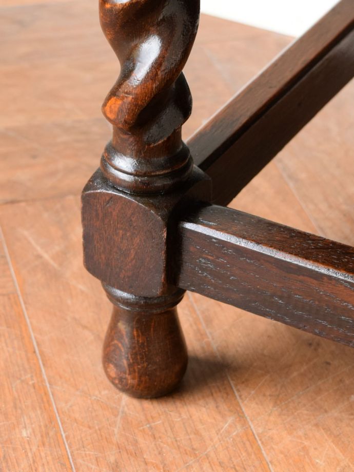 アンティークのチェスト　アンティーク家具　コファー　女性1人でラクラク運べちゃう仕掛けHandleのアンティークは、脚の裏にフェルトキーパーをお付けしています。(j-2738-f)