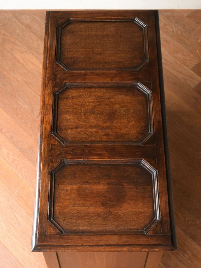 ブランケットボックス・収納ボックス　アンティーク家具　イギリスのアンティーク家具、ブランケットチェスト（コファ）　天板もピカピカに仕上げました一番目立つ場所だから、修復の時、天板もキレイに仕上げました。(j-2738-f)