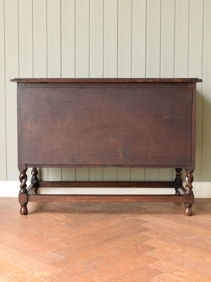 ブランケットボックス・収納ボックス　アンティーク家具　イギリスのアンティーク家具、ブランケットチェスト（コファ）　後ろ姿にも自信アリ！アンティークは新品ではないので、経年変化によるキズはありますが、専門の職人がキレイに修復したので後ろ姿にも自信があります。(j-2738-f)