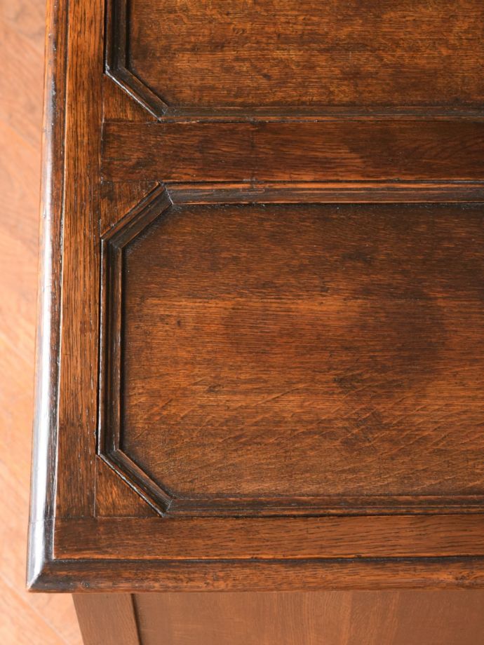 ブランケットボックス・収納ボックス　アンティーク家具　イギリスのアンティーク家具、ブランケットチェスト（コファ）　近くで見ると･･･テーブル代わりにも使えるコファ。(j-2738-f)