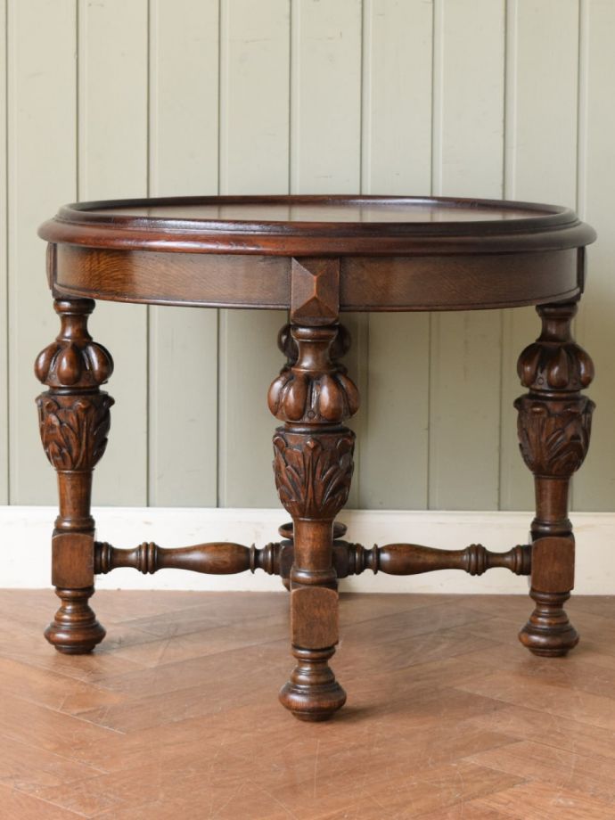 アンティークテーブルの横顔