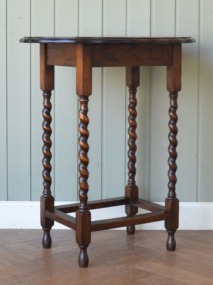 オケージョナルテーブルの後ろ姿