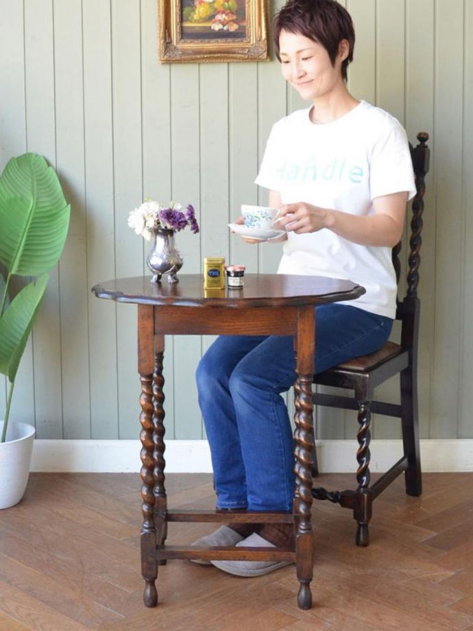 アンティークのオケージョナルテーブル