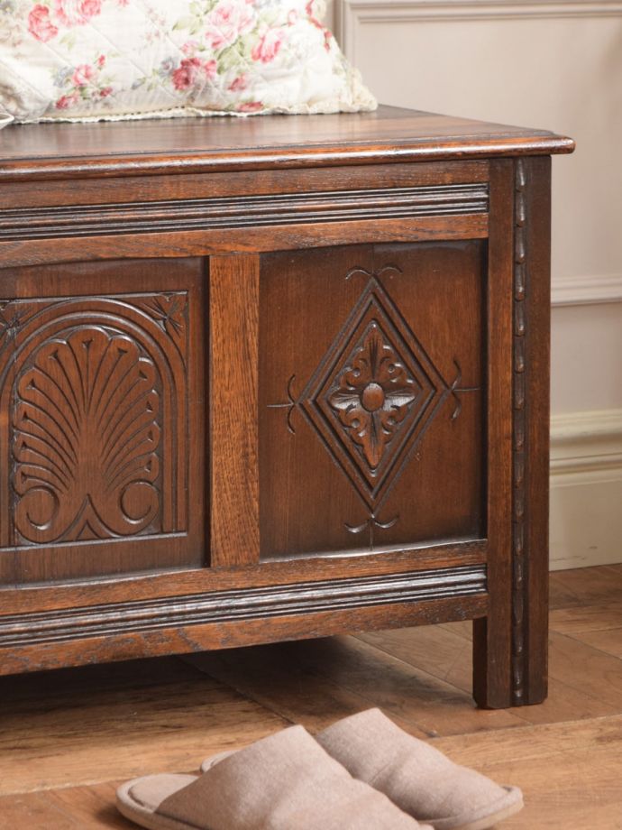 ブランケットボックス・収納ボックス　アンティーク家具　コファー　アンティークらしい彫りの美しさが魅力豪華な彫りの美しさがアンティークらしい雰囲気。(j-2741-f)