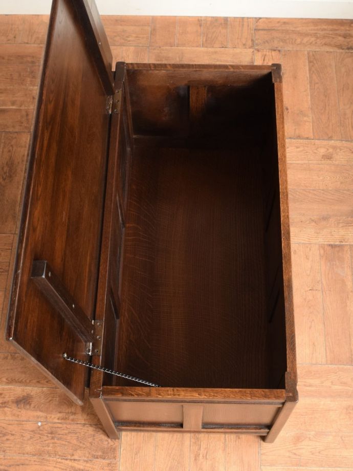 ブランケットボックス・収納ボックス　アンティーク家具　コファー　フタを開くと･･･本やクッション、ブランケットなど、リビングで散らかっているものをたっぷり収納できます。(j-2741-f)