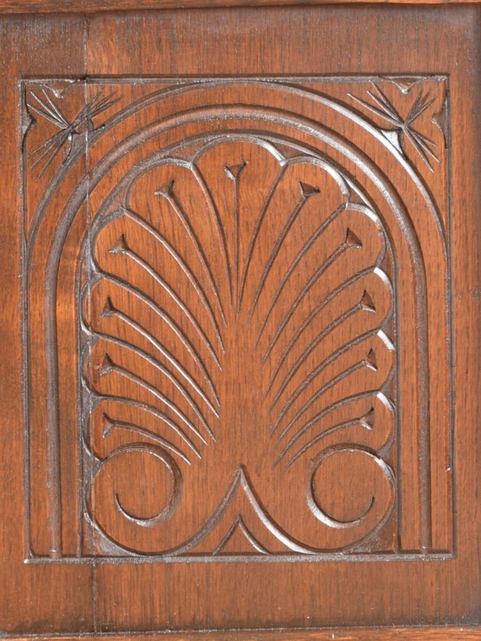 ブランケットボックス・収納ボックス　アンティーク家具　コファー　惚れ惚れするような美しさとっても堅い無垢材に一体どうやって彫っていったんでしょう？アンティークらしく細かい彫りを眺めているだけでうっとりしてしまいます。(j-2741-f)