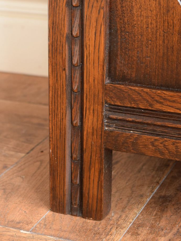 ブランケットボックス・収納ボックス　アンティーク家具　コファー　女性1人でラクラク運べちゃう仕掛けHandleのアンティークは、脚の裏にフェルトキーパーをお付けしています。(j-2741-f)