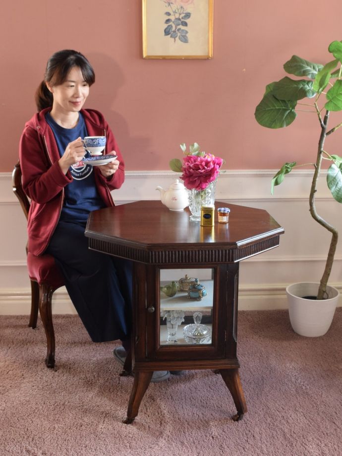 英国アンティークのオケージョナルテーブル