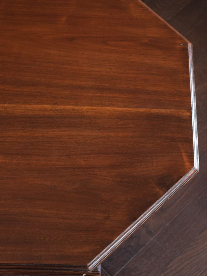 オケージョナルテーブルの天板に近づいてみると…