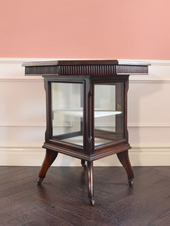 オケージョナルテーブルの後ろ姿