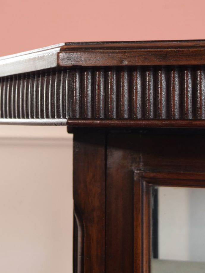 英国アンティーク家具らしい装飾