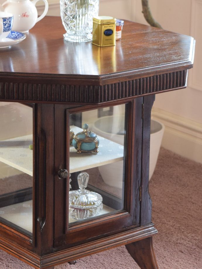 アンティーク家具らしさが漂う美しいテーブル