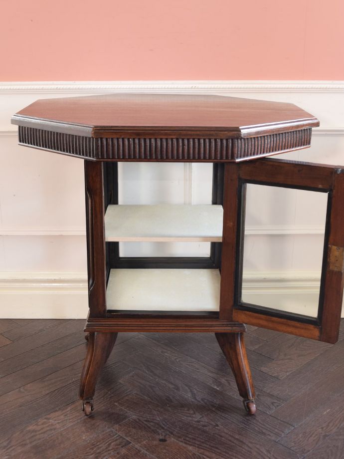 ショーケースの扉の中