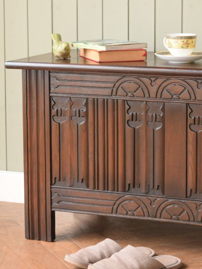 アンティーク家具らしさが漂う装飾