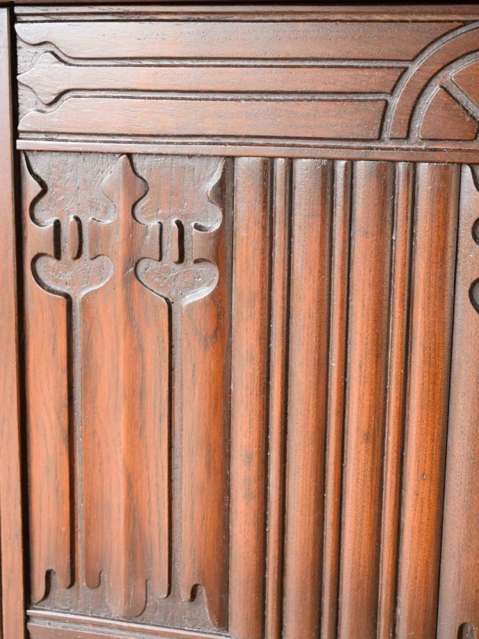 英国アンティーク家具らしい彫